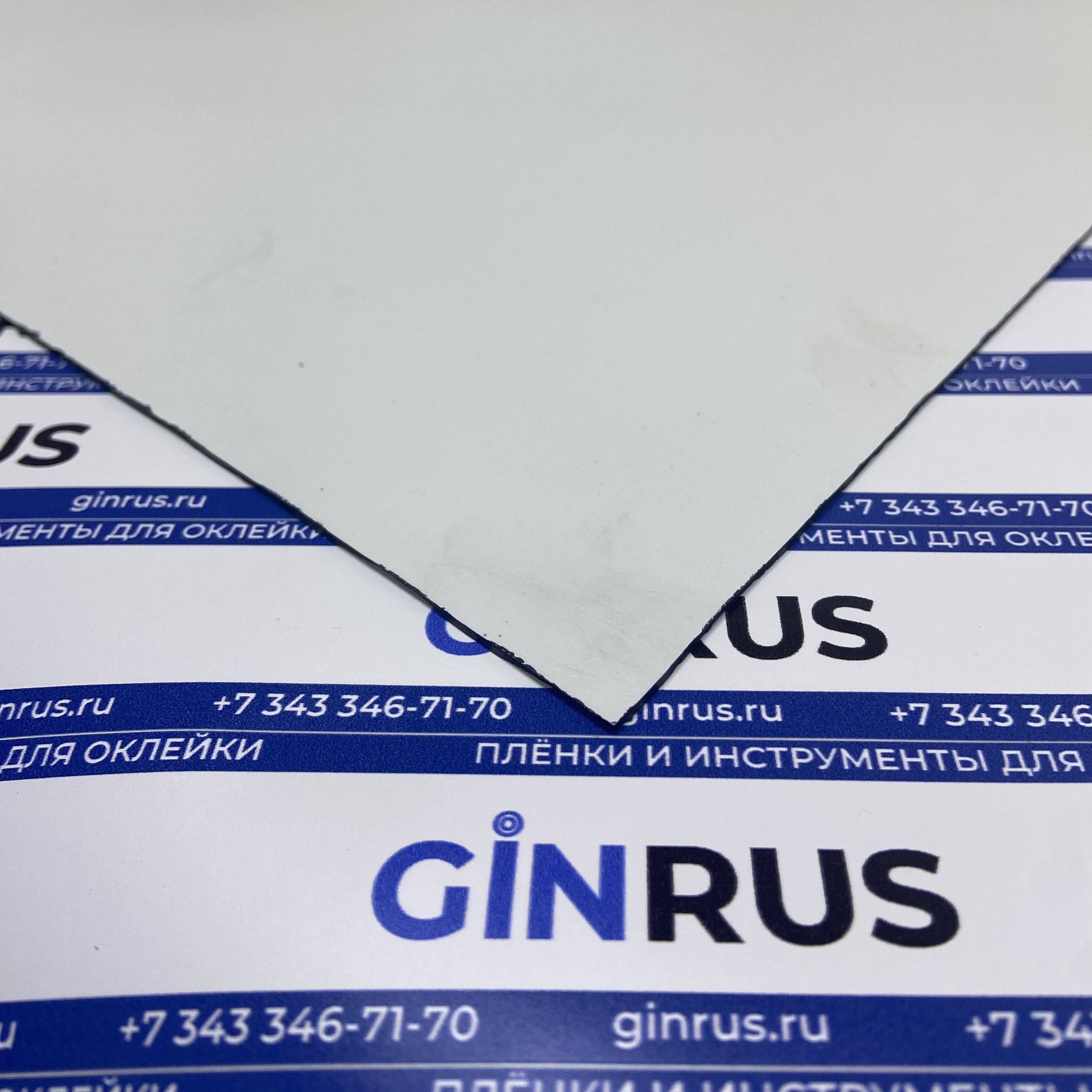 832 Пластик для гравировки 1,3мм 30х60см бело/черный текстурный