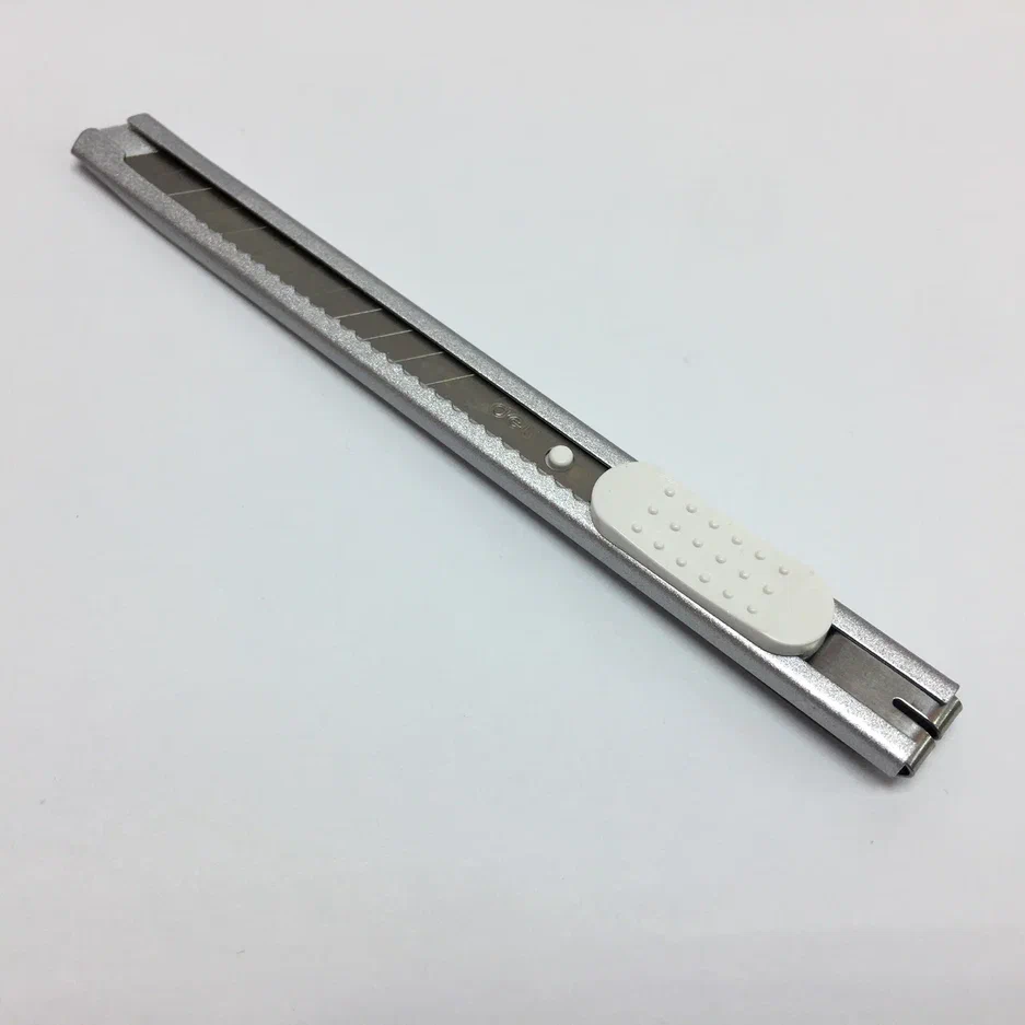 Нож металлический 9 мм (Deli) 45 (120р)