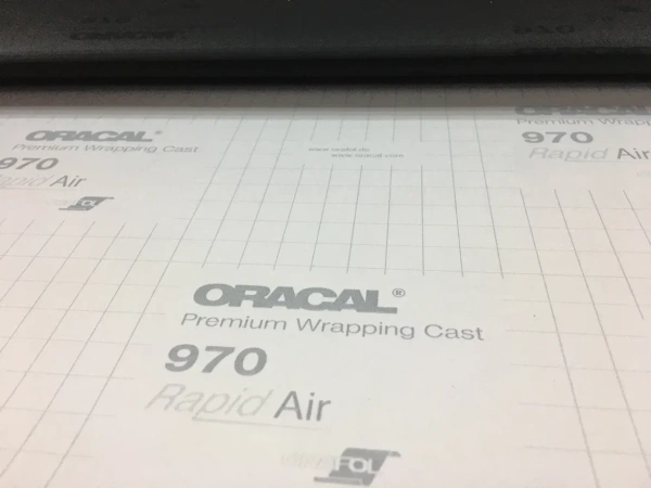 Черный глянец Oracal 970 с каналами, без защитки (GRA, 070, 50м, 1,52м.)