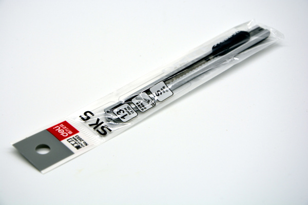 Нож металлический 9 мм (Deli) 45 (120р)