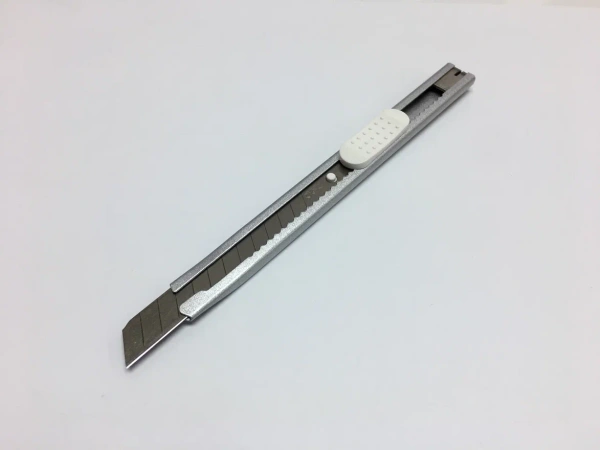 Нож металлический 9 мм (Deli) 45 (120р)