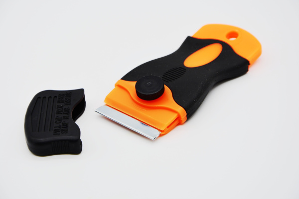 Скребок пластиковый с металлическим лезвием для чистки стеклянных поверхностей от клея, пленки (цвет черно-оранжевый)