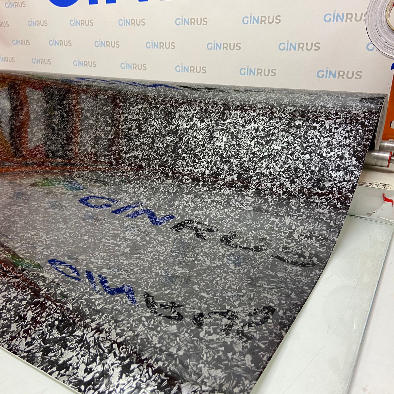 Пленка ПВХ Кованный карбон черный-серебро, GLOSSY TITANIUM SILVER FILM (1,52*18м.)