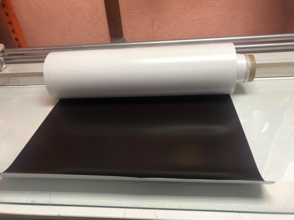 Магнитный винил с клеем (0'7мм*620мм*30м)