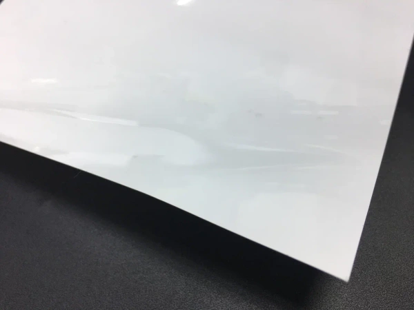 Пленка декоративная PF 00-1 (белая непрозрачная глянцевая USB) 1,52*30м