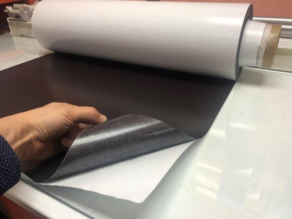 Магнитный винил с клеем (0,4мм*620мм*30м)