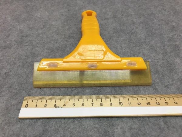 Выгонка/водосгон с полиуретановой вставкой ср жесткости и пластиковой ручкой s041