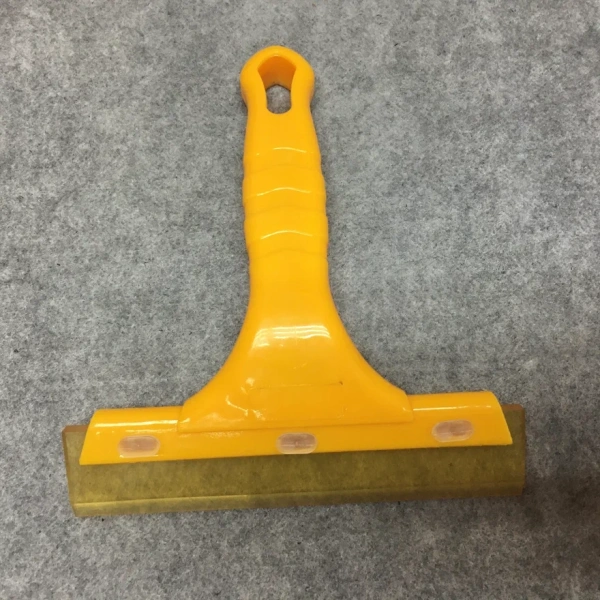 Выгонка/водосгон с полиуретановой вставкой ср жесткости и пластиковой ручкой s041