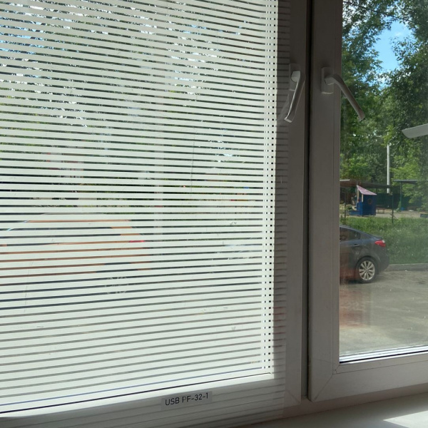 Декоративная пленка USB PF-32-1, полоса белая мат 10мм (1,52*30м.) вдоль