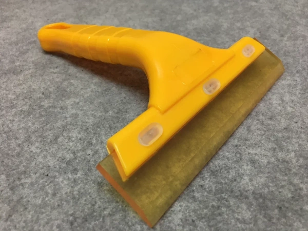 Выгонка/водосгон с полиуретановой вставкой ср жесткости и пластиковой ручкой s041