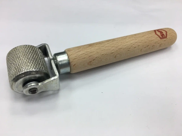 Валик, ролик метал ш.30 мм дерев.ручка малый