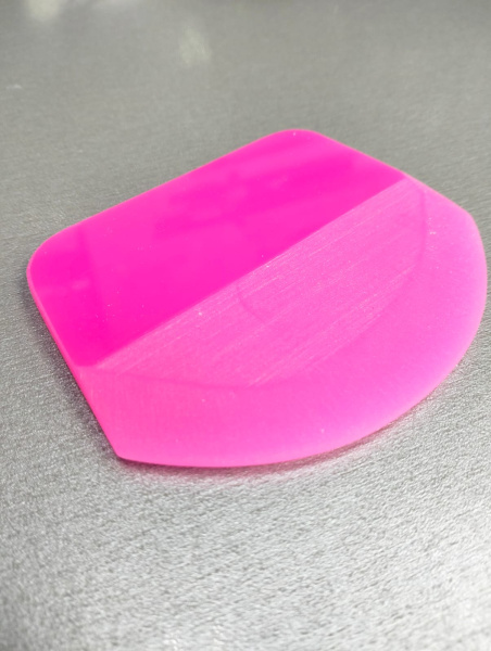 Выгонка/скребок изогнутый, для работы с антигравийными пленками, цвет розовый