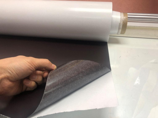 Магнитный винил с клеем (0'7мм*620мм*30м)