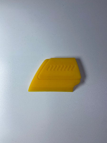 Скребок желтый мини, жесткий 5,8*3,7 см