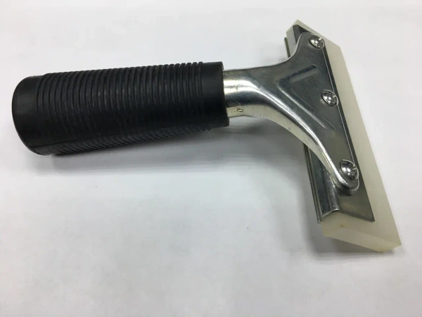 Выгонка с металлической ручкой с белой п/у вставкой 12,7 см, жесткая.